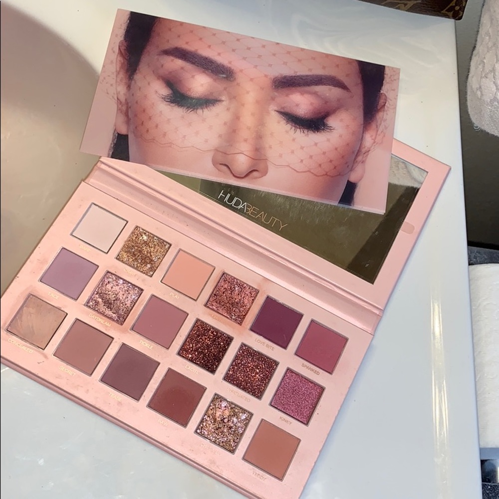 HUDA BEAUTY NEW NUDE PALETTE